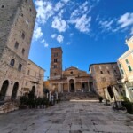 Terracina, piazza Municipio, col Duomo e la Torre Frumentaria. Ph. Marco Giovenco
