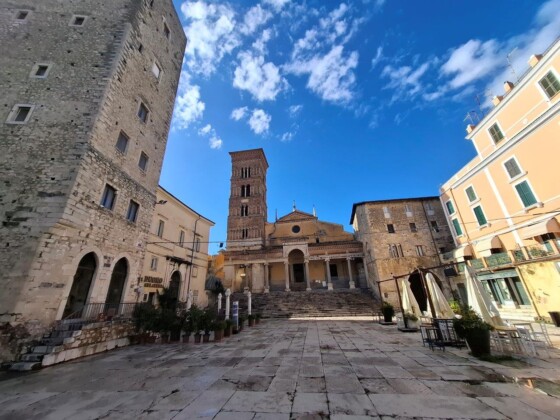 Terracina, piazza Municipio, col Duomo e la Torre Frumentaria. Ph. Marco Giovenco