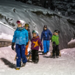 Famiglia durante una discesa notturna in slittino sulla strada del Passo dell’Albula, da Preda a Bergün.