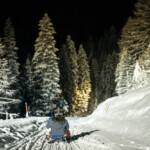 Famiglia durante una discesa notturna in slittino sulla strada del Passo dell’Albula da Preda a Bergün.