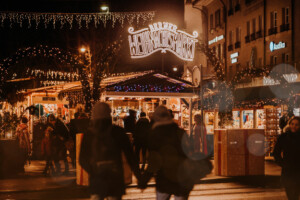 Veduta del mercatino di Natale sulla Waisenhausplatz di Berna al crepuscolo