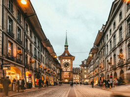 Veduta della Città Vecchia di Berna con decorazioni natalizie