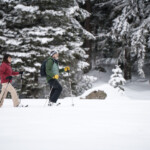 Coppia con le ciaspole lungo Champex-Lac.