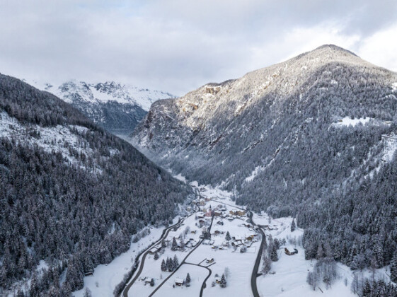 Ripresa aerea invernale del Trient.