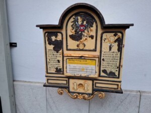Avvento in Carinzia, Villach. Cassetta postale asburgica visibile sulla facciata del Palais 26 lungo l'Hauptplatz_ph. Marco Giovenco