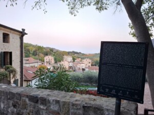 Una delle targhe del Parco Letterario Francesco Petrarca e dei Colli Euganei che arricchiscono i percorsi di visita nella zona_Ph. Marco Giovenco