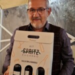 Lo Spritz Euganeo, ideato da Pino Cesarotto, oste e sommelier dell’enoteca di Arquà_Ph. Marco Giovenco