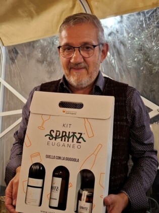 Lo Spritz Euganeo, ideato da Pino Cesarotto, oste e sommelier dell’enoteca di Arquà_Ph. Marco Giovenco