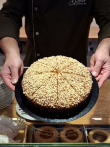 Il "Dolce Riccio" della pasticceria Bacelle di Galzignano. Una delle tipicità a base di farina di castagne e giuggiole