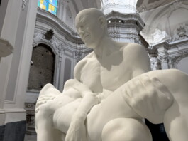 JAGO MUSEUM NAPOLI La Pietà di Jago (2021) al museo di Sant'Aspreno ai Crociferi, in Via Vergini. La contemporaneità abbraccia il passato fra tecnica di scultura e ripensamento dello spazio recuperato, fondendo in un solo messaggio due delle belle arti vasariane (ph. Iacopo Sequi)