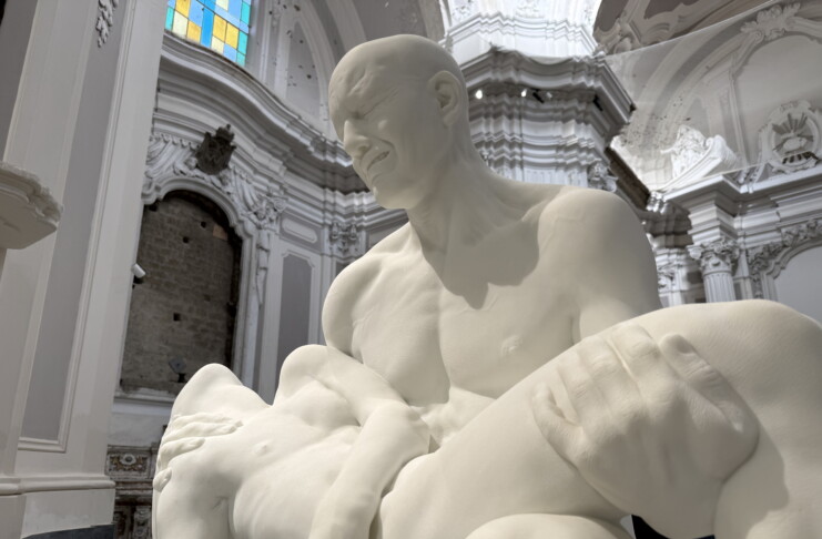 JAGO MUSEUM NAPOLI La Pietà di Jago (2021) al museo di Sant'Aspreno ai Crociferi, in Via Vergini. La contemporaneità abbraccia il passato fra tecnica di scultura e ripensamento dello spazio recuperato, fondendo in un solo messaggio due delle belle arti vasariane (ph. Iacopo Sequi)