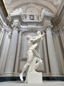 NAPOLI SANITÀ Aiace e Cassandra, scultura di Jago del 2022 che pone il suo messaggio di ribellione alla violenza maschile nel centro del presbiterio di Sant'Aspreno ai Crociferi (ph. Iacopo Sequi)