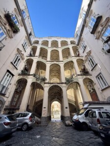 NAPOLI SANITÀ Le monumentali ali di falco del settecentesco Palazzo dello Spagnuolo (ph. Iacopo Sequi)