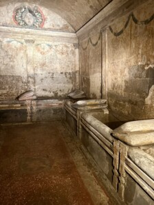 NAPOLI SANITÀ La camera centrale dell'Ipogeo dei Cristallini, straordinaria testimonianza d'epoca ellenistica scavata nella pietra sotto le strade della Napoli d'oggi (oh. Iacopo Sequi)