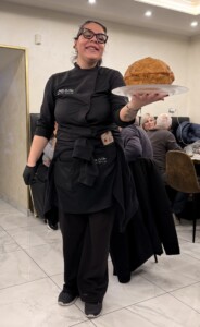 NAPOLI SANITÀ L'iconica pizza fritta di Isabella De Cham (ph. Iacopo Sequi)