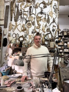 NAPOLI SANITÀ Il gioielliere Vincenzo Oste nel laboratorio storico di suo padre Annibale, meta di appassionati di design che soggiornano proprio qui accanto, dove sua moglie Inès espone opere d'arte contemporanea (ph. Iacopo Sequi)