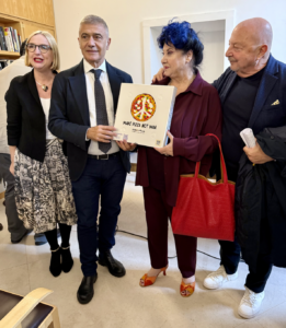 NAPOLI SANITÀ L'ultima giornata di Praesentia si è svolta al MADRE di Napoli: a sancire l'importanza dei messaggi – in questo caso "make pizza, not war" – sono la curatrice scientifica Elisabetta Moro, il presidente della Fondazione Univerde Alfonso Pecoraro Scanio, la testimonial direttrice del Teatro Trianon Marisa Laurito e l'antropologo Marino Niola (ph. Iacopo Sequi)