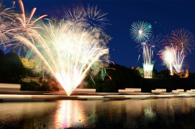 Dresda, fuochi d’artificio notturni sui castelli. © Michael Hennig