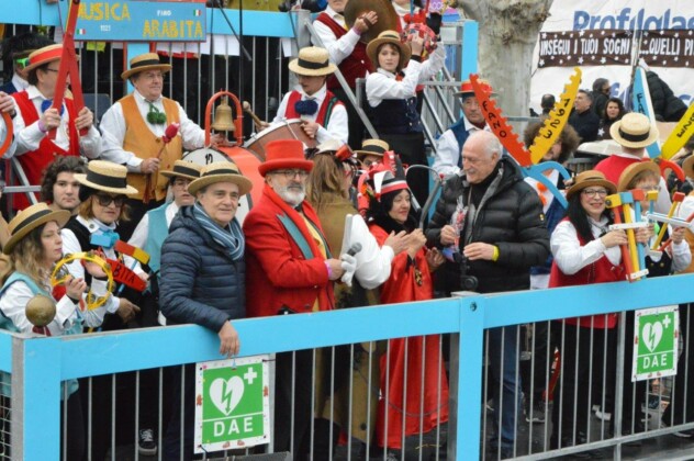Carnevale di Fano, ed. 2025. L'allegro carro della Musica Arabita, storica orchestra popolare che utilizza attrezzi e strumenti di ogni genere per comporre coinvolgenti melodie. Ph. Marco Giovenco