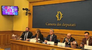 Conferenza stampa Carnevale Fano 2026. Da sinistra l'On. Mirco Carloni, la presidente dell'ente Carnevalesca Valentina Bernardini, l'On. Antonio Baldelli, il maestro e premio Oscar Dante Ferretti, il sindaco di Fano Luca Serfilippi