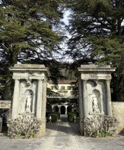 Il sontuoso ingresso di Villa Dosi Delfini, sormontato fin dalla seconda metà dell'Ottocento da due bellissimi cedri del Libano (ph. Iacopo Sequi)