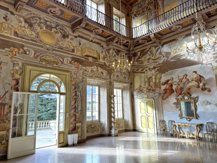 Il bellissimo salone d'ingresso al piano nobile della Villa Dosi Delfini, a poche centinaia di metri dal centro storico di Pontremoli