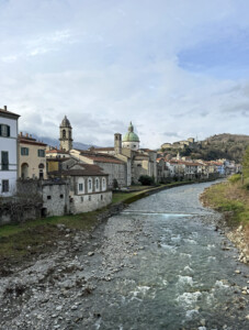 Veduta di Pontremoli dal ponte che attraversa il fiume Magra: in fondo, a dominare l'abitato, il millenario Castello del Piagnaro (ph. Iacopo Sequi)