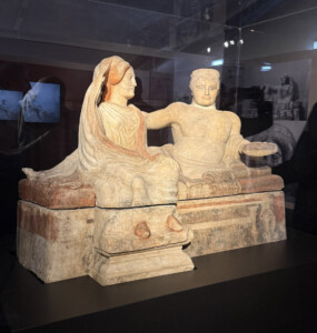 Realizzata tra il 425 e il 380 a.C. in alabastro, l'Urna del Bottarone è custodita presso il Museo Archeologico Nazionale di Firenze: a tourismA 2026, fresca di restauro, è stata l'ospite d'onore (ph. Iacopo Sequi)