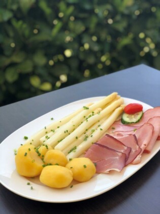 Freiburg-Opfingen_Ferienhof Walter_Spargel_Gericht &copy; Walter Hoch