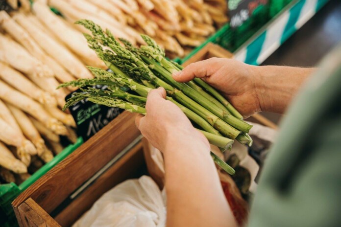 Frischer grüner und weißer Spargel aus dem Schwarzwald © Dimitri Dell_#heimat Schwarzwald Frischer grüner und weißer Spargel aus dem Schwarzwald © Dimitri Dell_#heimat Schwarzwald