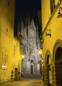 Duomo di Orvieto in notturna