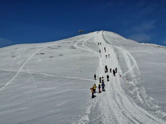 Montecampione, gruppi di ciaspolatori lungo il percorso che conduce al Dosso Rotondo, ph. Marco Giovenco