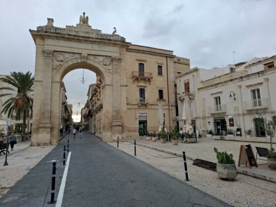 Noto, porta di ingresso, Ph. Marco Giovenco