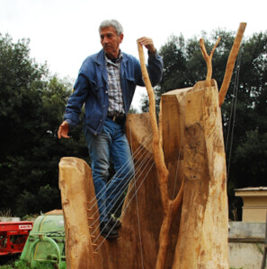 L'artista Paolo Martellotti con la sua installazione, La Quercia