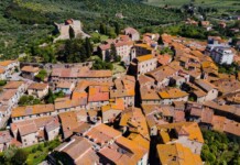 Suvereto e la Val di Cornia, viaggio tra vino e mare Suvereto, Borgo, foto Suber festival