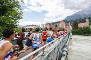 corridori sul fiume Inn all'Innsbruck Alpine Trailrun Festival 2023