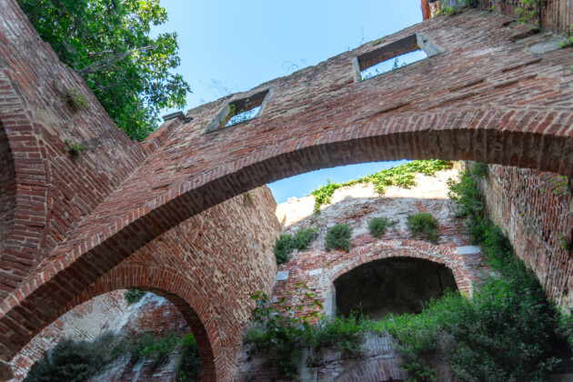 Arcate del cortile d'armi. Fortezza Vecchia, foto Scilla Nascimbene