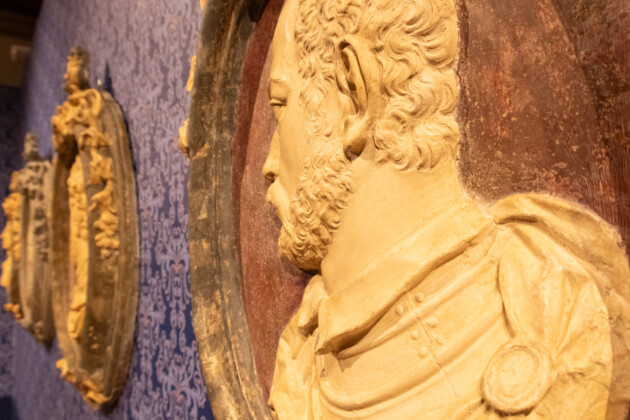 Medaglioni in gesso al Museo Mediceo, foto Scilla Nascimbene