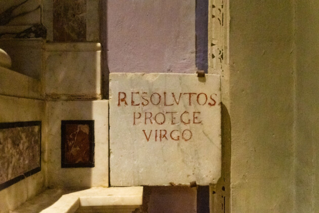 &ldquo;Resolutos protege Virgo&rdquo; (&ldquo;Vergine, proteggi i risoluti&rdquo;), iscrizione dell&rsquo;altare dei risiatori nel Santuario della Madonna delle Grazie di Montenero, foto Scilla Nascimbene