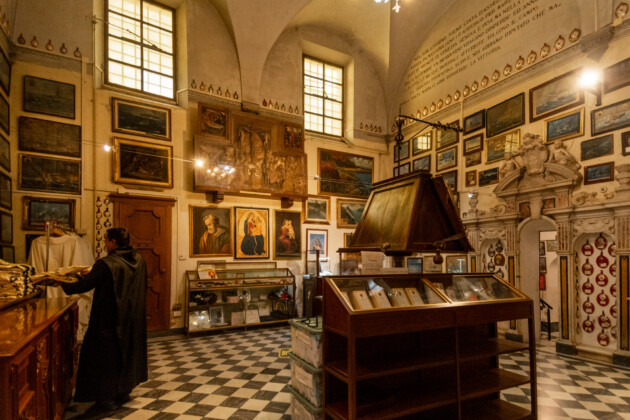 Sacrestia del Santuario della Madonna delle Grazie di Montenero, con la raccolta storica degli ex voto legati al mare e alla devozione dei naviganti, foto Scilla Nascimbene