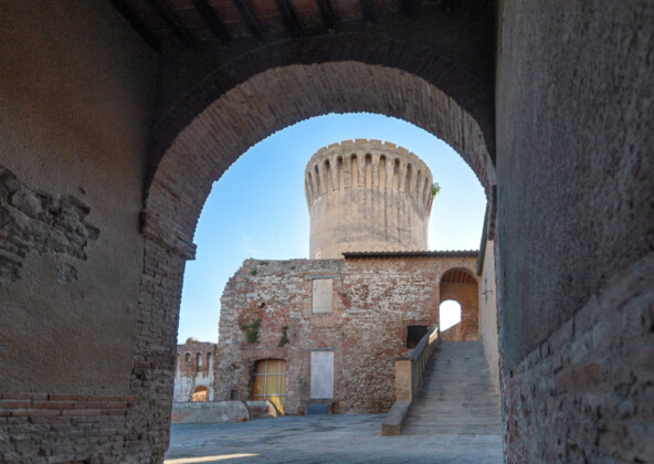 Cortile interno della Fortezza Vecchia e Mastio di Matilde, foto Scilla Nascimbene