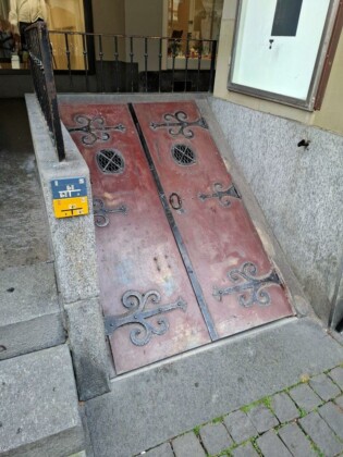 Berna, ingresso a una cantina storica, foto Marco Giovenco