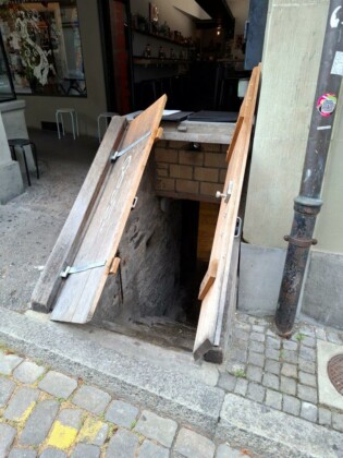 Berna, ingresso a una cantina storica, foto Marco Giovenco