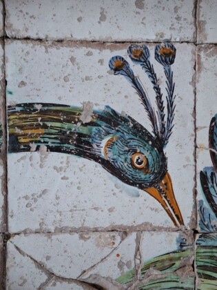 Chiesa di San Pietro Apostolo a Figlino, ceramiche di Capodimonte, foto Marco Giovenco