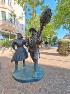 Carinzia, piazza 8 maggio a Villach. Statua dedicata ai costumi tradizionali, foto Marco Giovenco