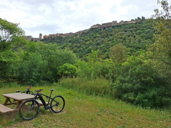 Umbria, lungo la greenway in Valnerina. In alto Narni, foto Marco Giovenco