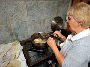 Vipiteno, i Krapfen alla Malga Jörgnerkaser Valmigna, foto Marco Giovenco
