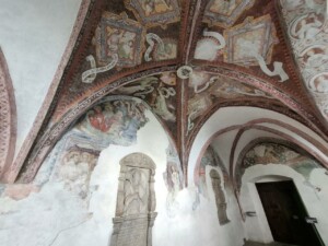 Abbazia di Novacella, affreschi del chiostro, foto Marco Giovenco
