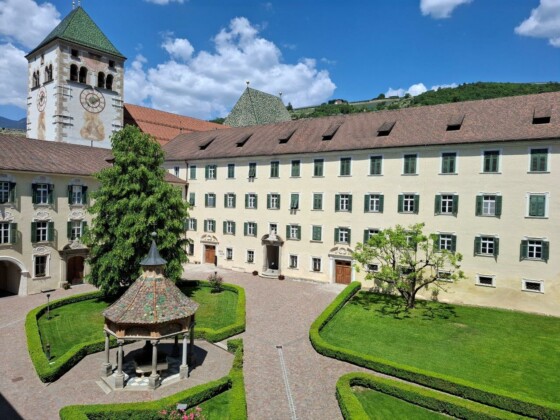 Abbazia di Novacella, cortile e Pozzo delle meraviglie, foto Marco Giovenco