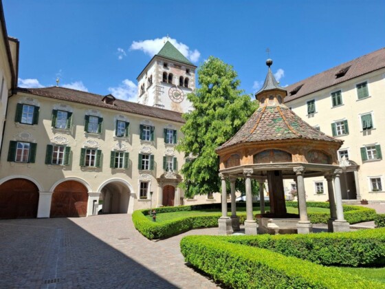 Abbazia di Novacella, cortile e Pozzo delle meraviglie, foto Marco Giovenco
